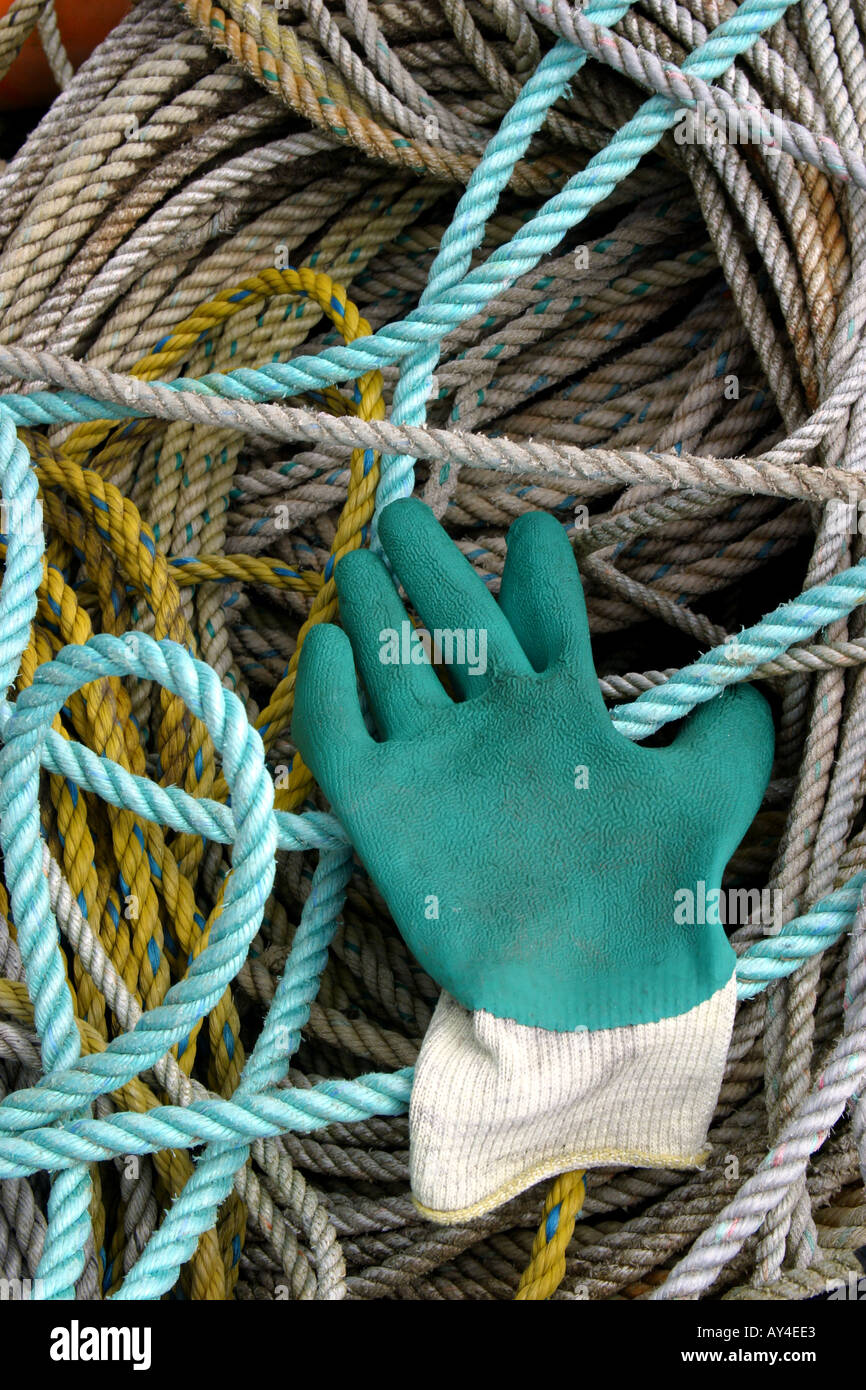 Ein Fischer s Handschuh sitzt oben auf Fischnetz Linie in Newport Oregon Stockfoto