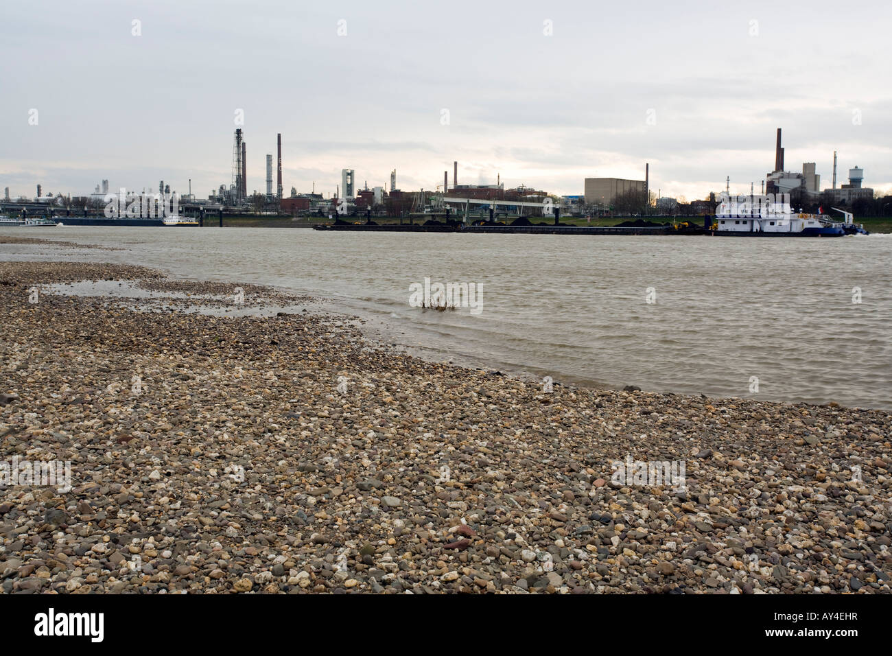 Bayer AG chemische Industrie-Anlage am Ufer des Rheins in der Nähe von Leverkusen, Schiffe Fracht vor Stockfoto