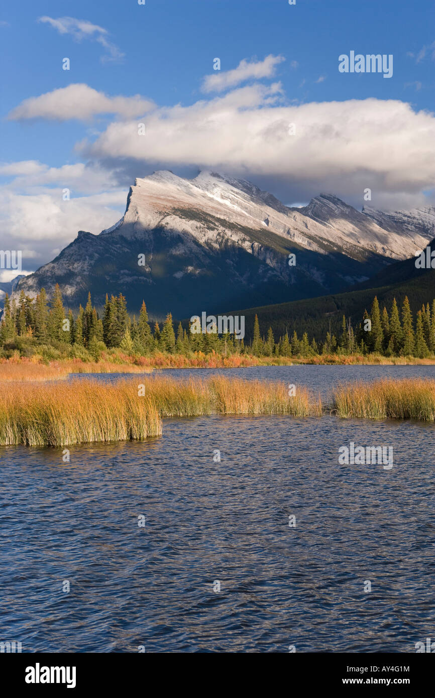 Schneebedeckte Gipfel des Mount Rundle mit Blick auf die Vermillion Seen, /Jasper der Banff National Park, Alberta, Kanada, Nordamerika Stockfoto