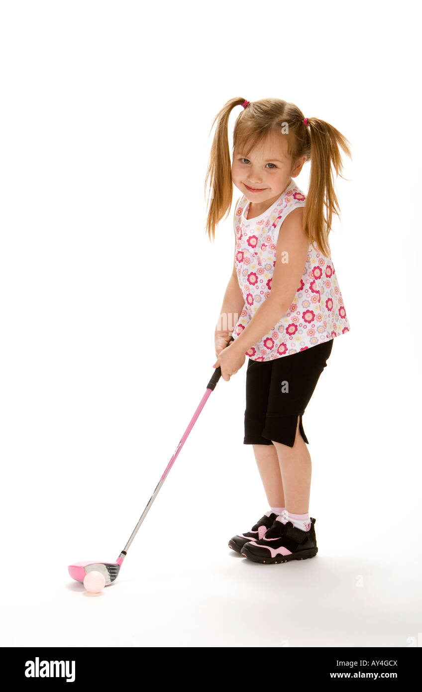 Vier Jahre altes Mädchen mit Pig Tails Holding rosa Golf Club. Stockfoto