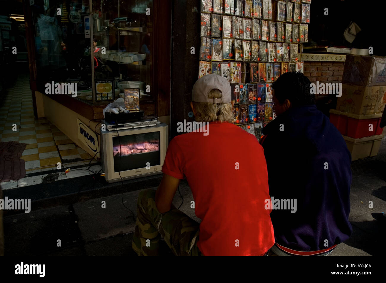 Im Rahmen des informellen Sektors in Mexiko liefern Straßenhändler eine Vielzahl von meist Schmuggelware und Raubkopien. Stockfoto