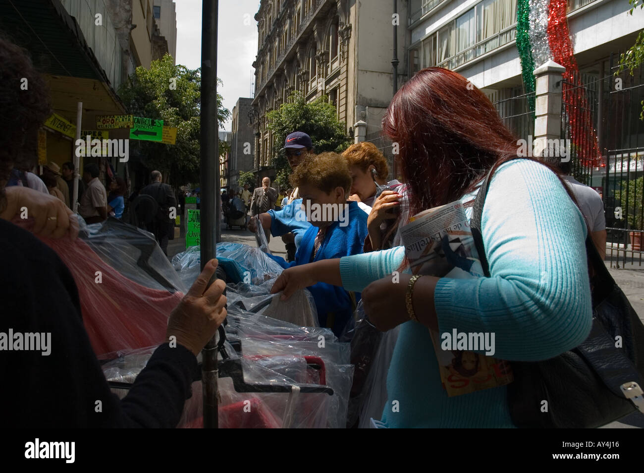 Im Rahmen des informellen Sektors in Mexiko liefern Straßenhändler eine Vielzahl von meist Schmuggelware und Raubkopien. Stockfoto