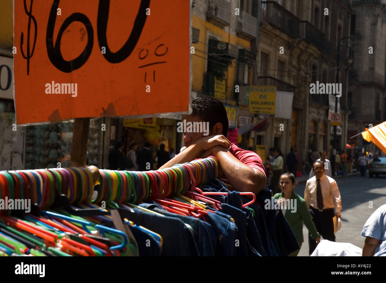 Im Rahmen des informellen Sektors in Mexiko liefern Straßenhändler eine Vielzahl von meist Schmuggelware und Raubkopien. Stockfoto