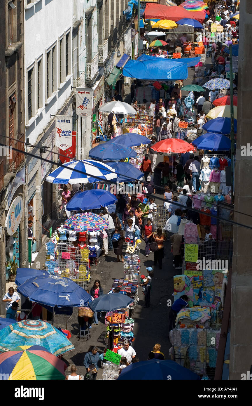 Im Rahmen des informellen Sektors in Mexiko liefern Straßenhändler eine Vielzahl von meist Schmuggelware und Raubkopien. Stockfoto