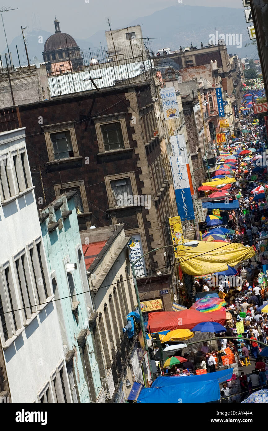 Im Rahmen des informellen Sektors in Mexiko liefern Straßenhändler eine Vielzahl von meist Schmuggelware und Raubkopien. Stockfoto
