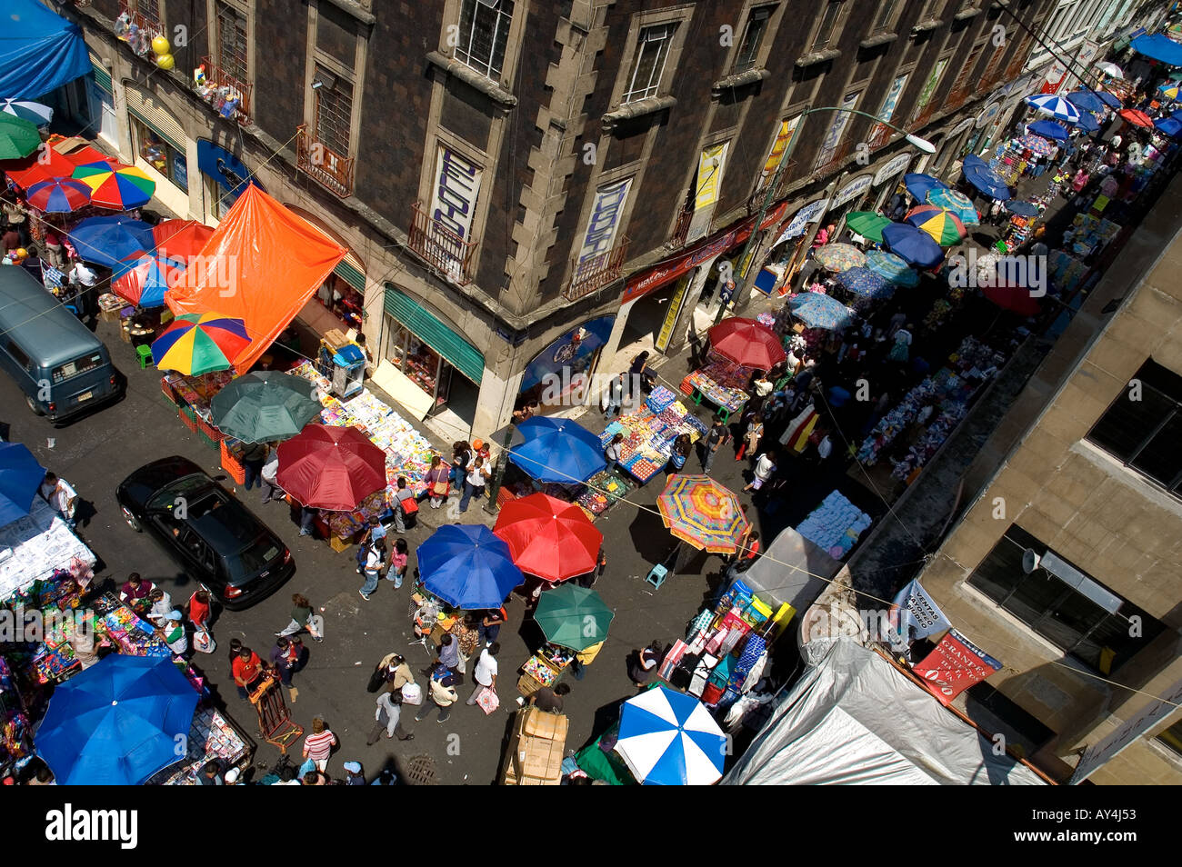 Im Rahmen des informellen Sektors in Mexiko liefern Straßenhändler eine Vielzahl von meist Schmuggelware und Raubkopien. Stockfoto