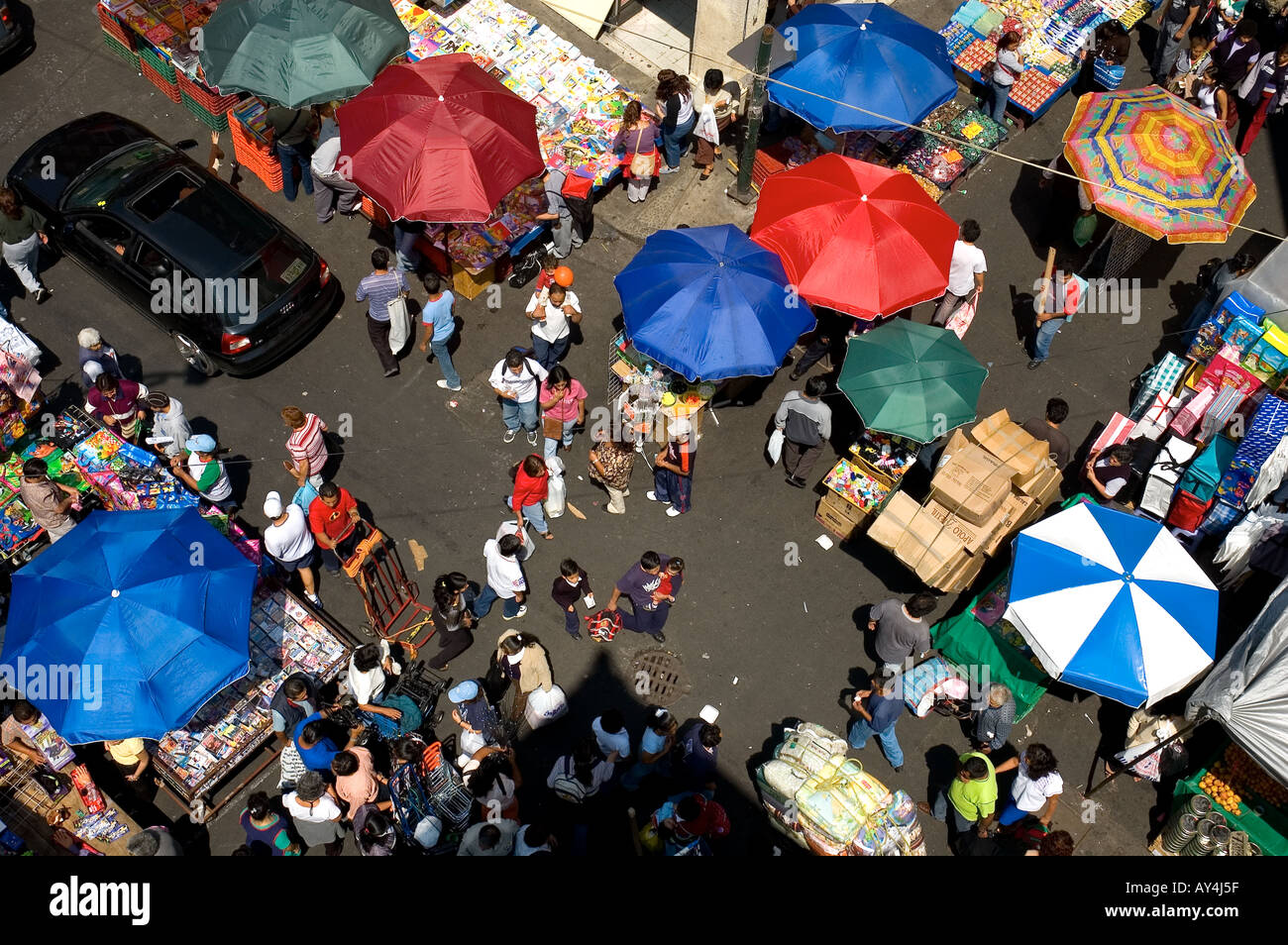 Im Rahmen des informellen Sektors in Mexiko liefern Straßenhändler eine Vielzahl von meist Schmuggelware und Raubkopien. Stockfoto
