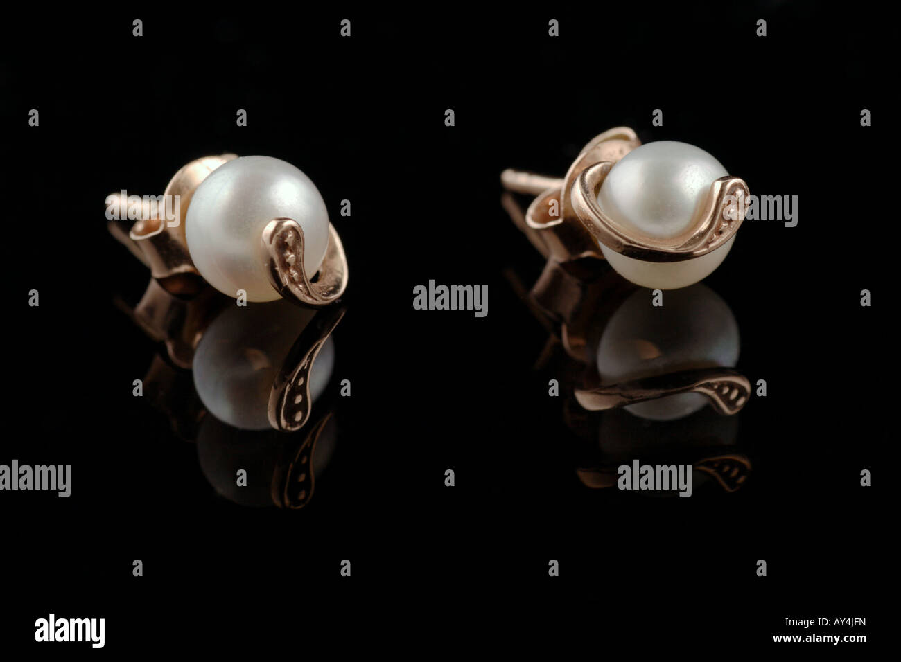 Ohr-Ring mit Perle auf schwarzem Hintergrund Stockfoto