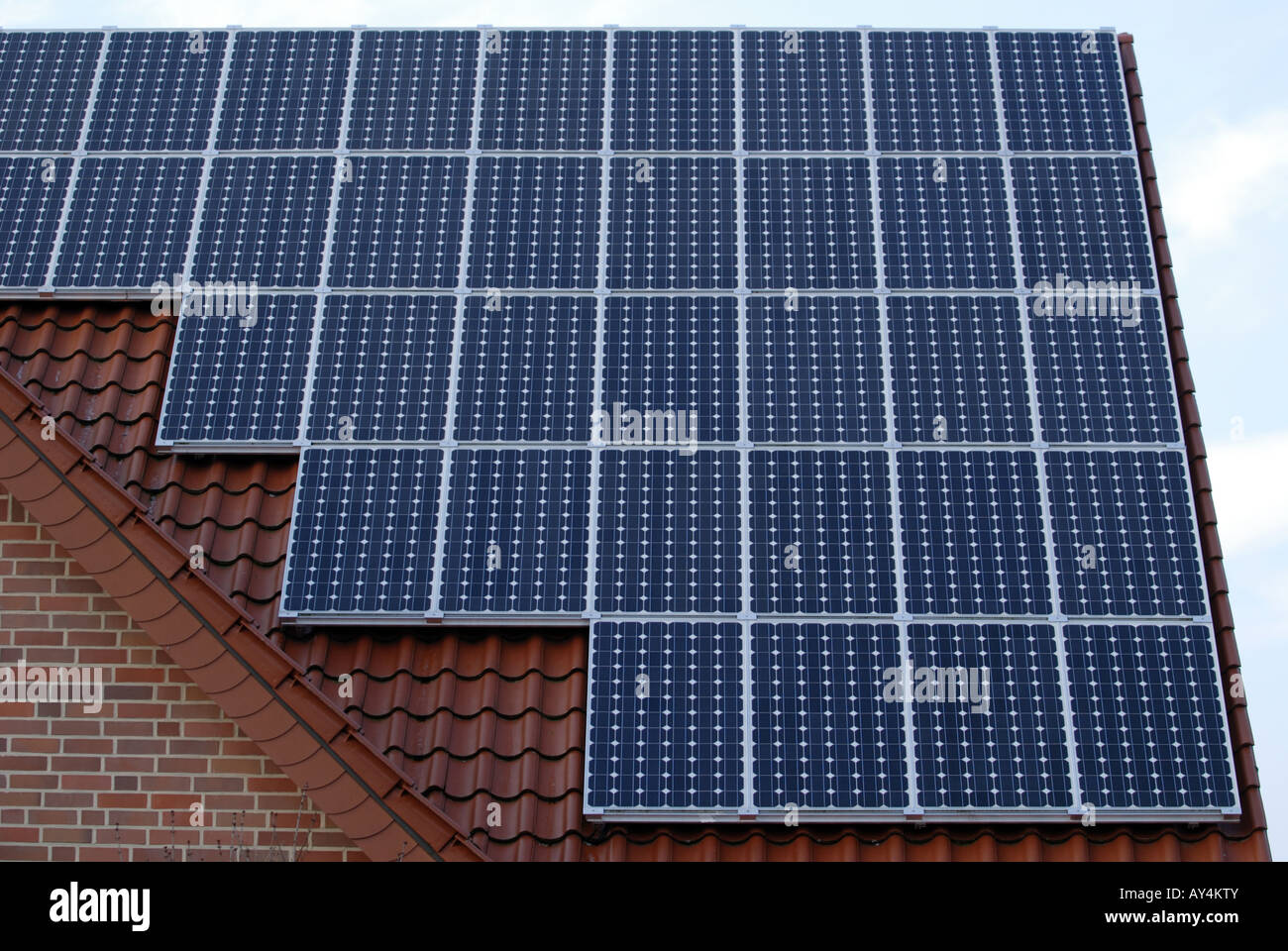 Sonnenkollektoren auf dem Dach einer residental Eigenschaft, Steinfurt, Nord Rhein Westfalen, Deutschland. Stockfoto