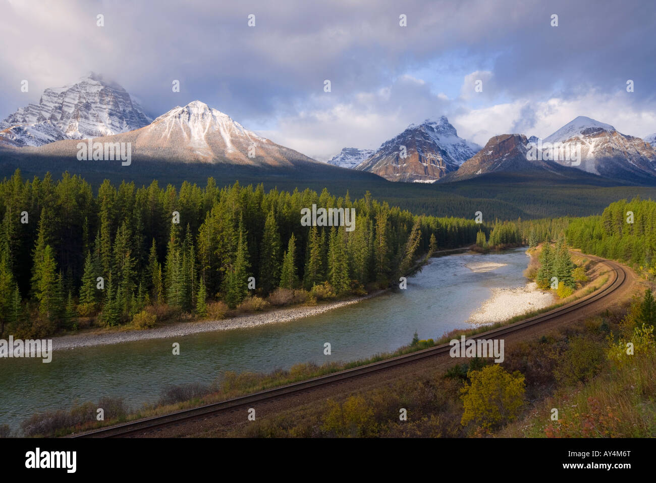 Blick auf die Rocky Mountains von Morants Kurve auf die CPR-Linie entlang des Bow River in der Nähe von Lake Louise, Banff Nationalpark, Kanada Stockfoto