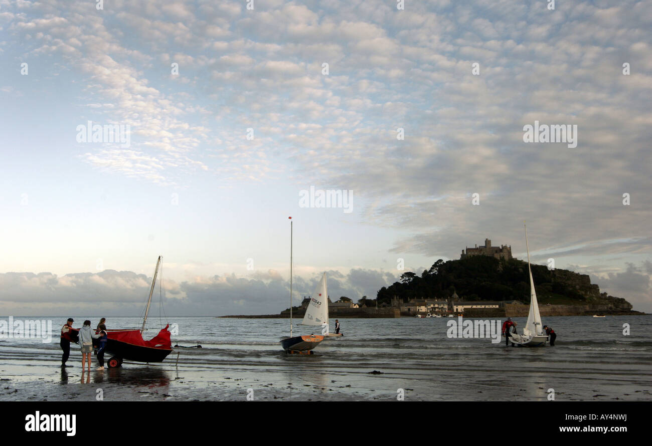 SEGLER MIT IHREN SEGELBOOTEN AUF EINEN SOMMER AM FRÜHEN ABEND AT ST MICHAELS MOUNT IN DER NÄHE VON MARAZION IN CORNWALL, ENGLAND. Stockfoto