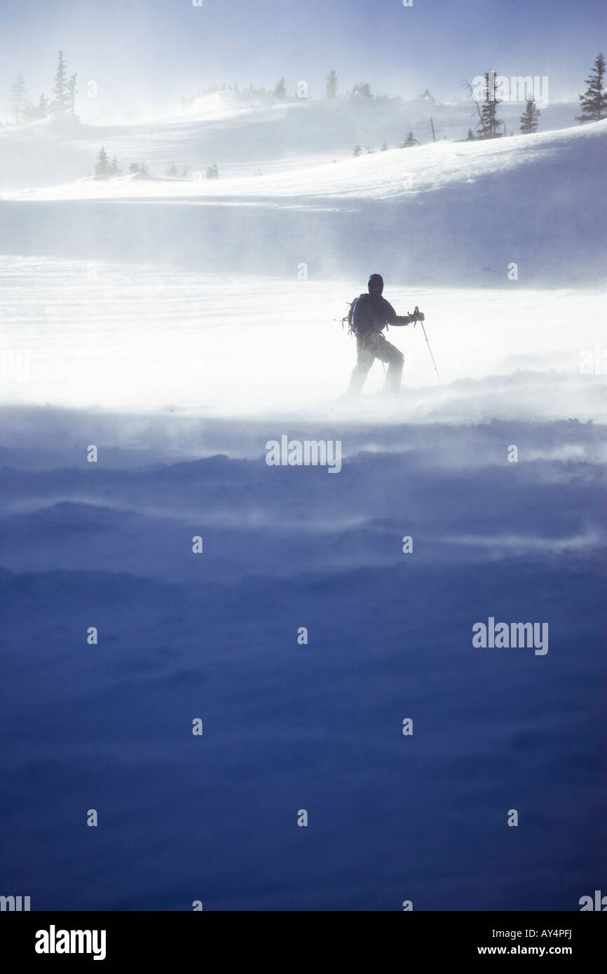 Backcountry Skifahrer in einem Sturm Stockfoto