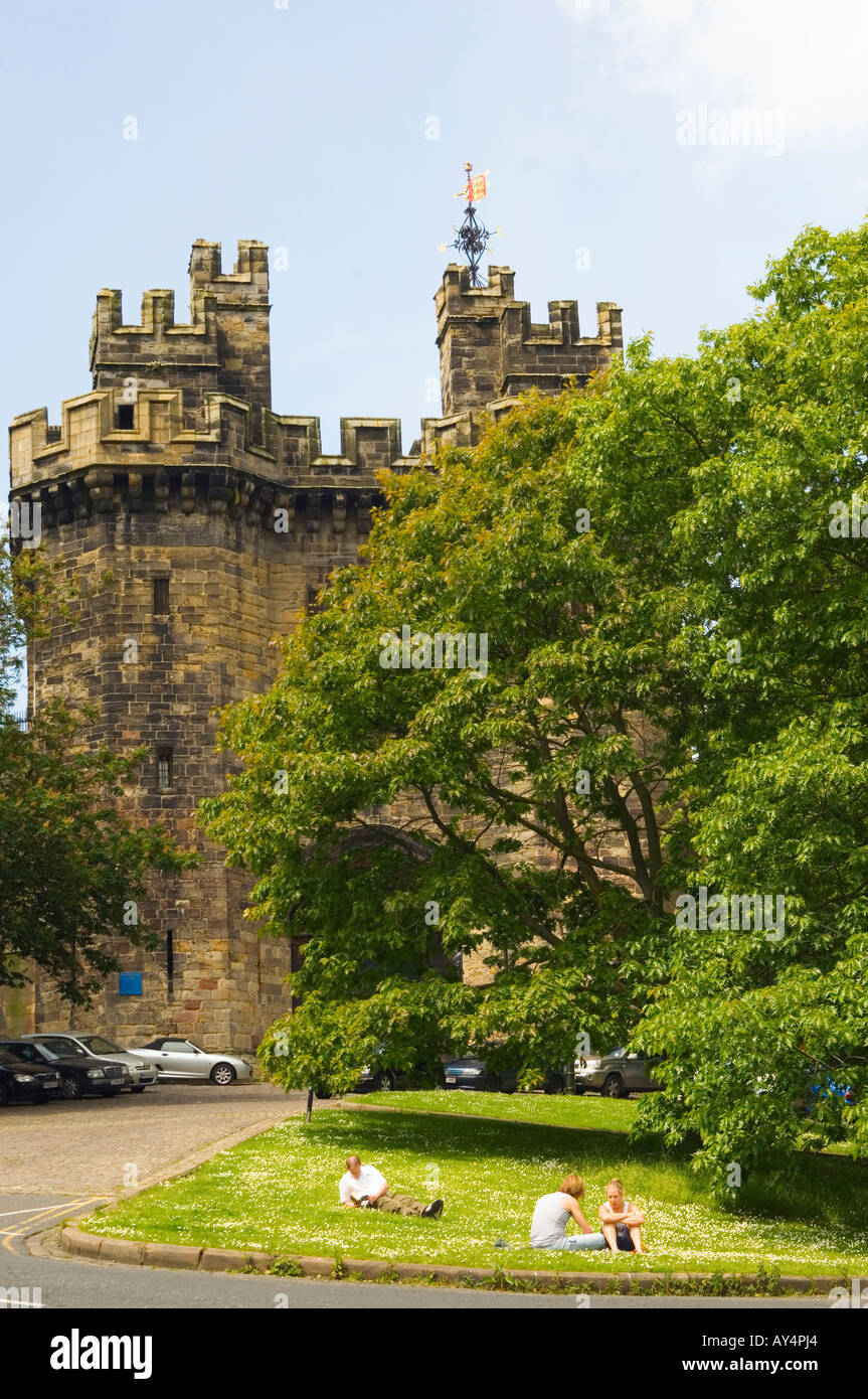 Menschen entspannen vor John O Gaunt s Tor Lancaster Castle Stockfoto