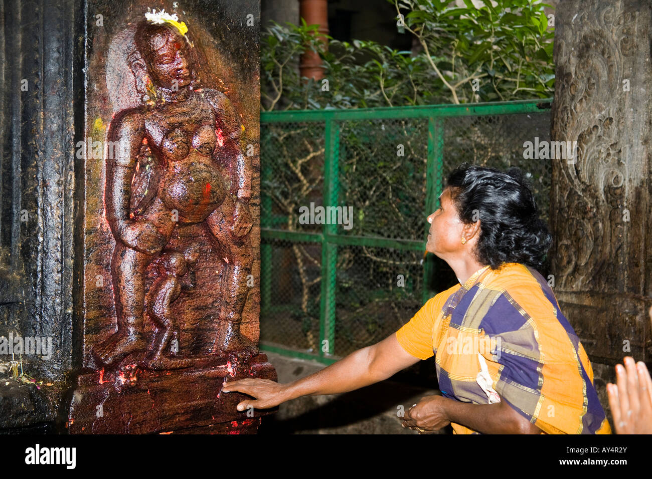 Frau berühren Schrein Darstellung der Göttin der Fruchtbarkeit, Meenakshi-Tempel, Madurai, Tamil Nadu, Indien Stockfoto
