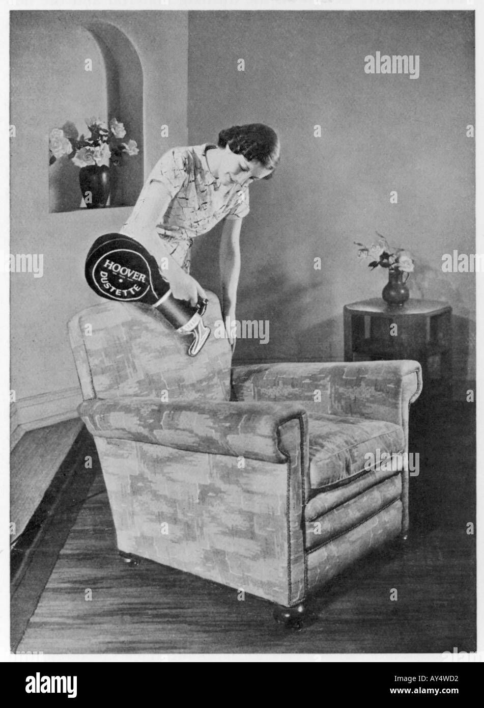 Einen Stuhl der 1930er Jahre Staubsaugen Stockfoto