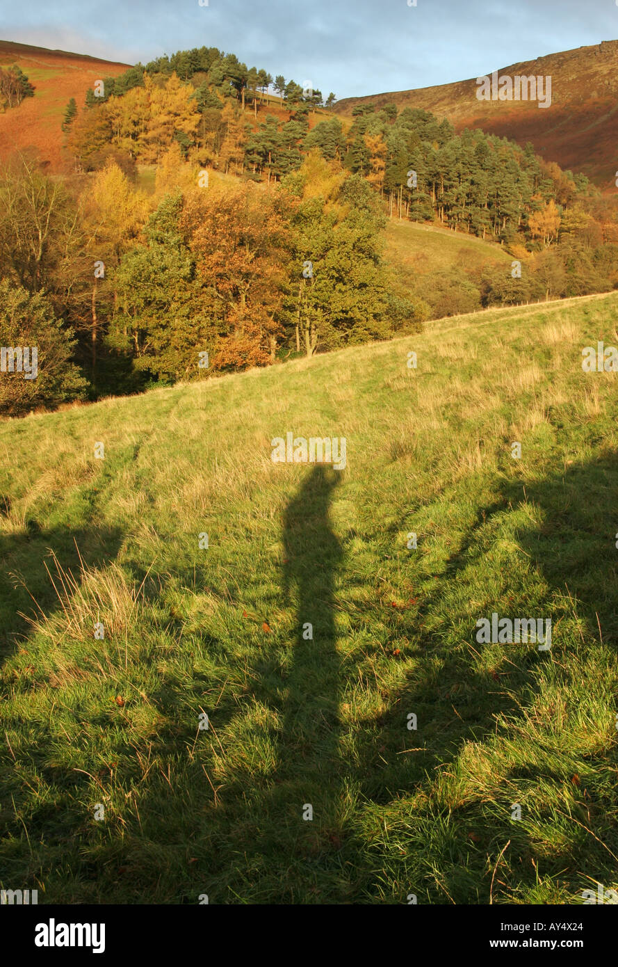 Schatten des Fotografen mit einem Rucksack und Stativ in einem Gateway zwischen den Wänden in der Nähe von Edale Derbyshire Peak District England Großbritannien Stockfoto