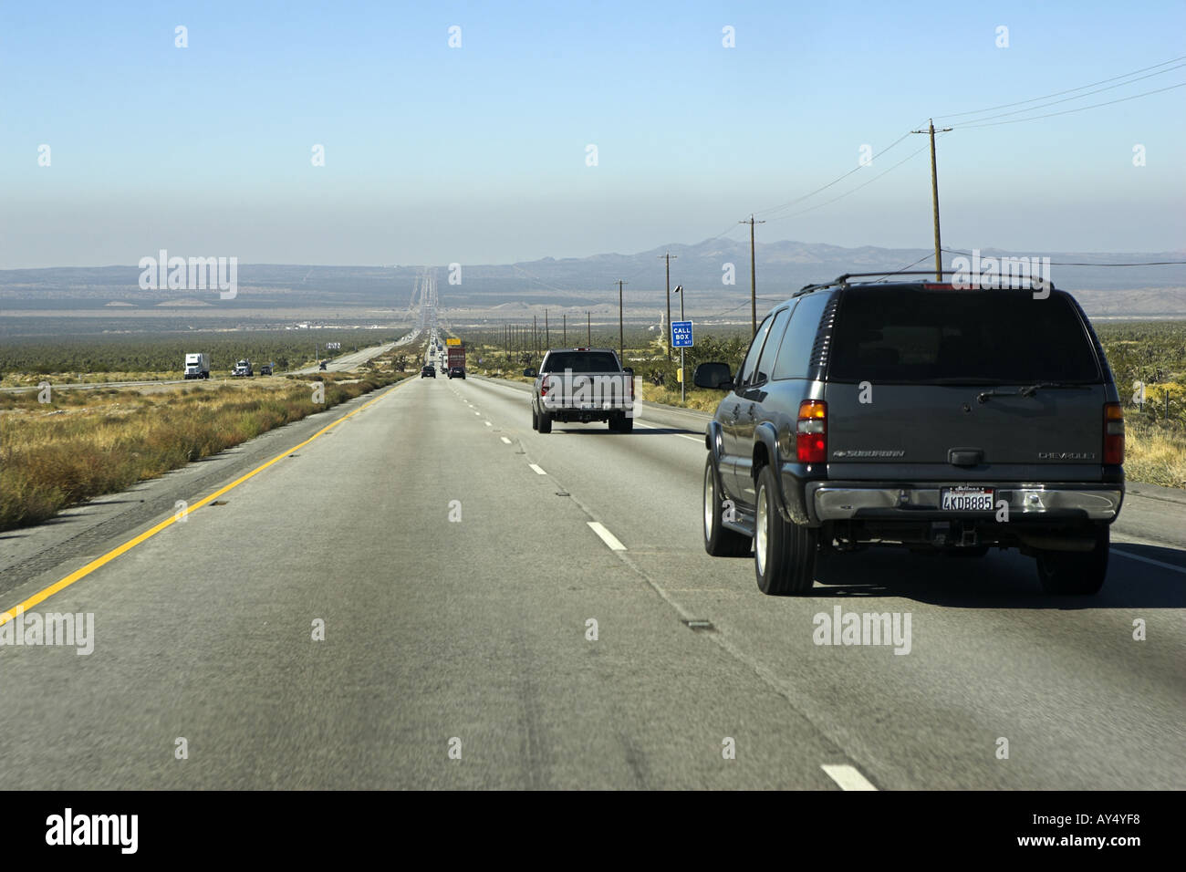 SUV's und LKWs fahren auf langen geraden 2 Spur Autobahn I95 Nevada USA.Blick auf lange, gerade Wüste Autobahn erstreckt sich bis zum Horizont Stockfoto