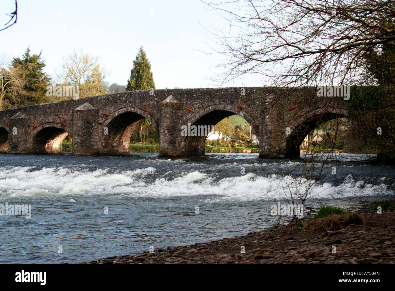 BICKLEIGH-BRÜCKE, ERBAUT IM JAHRE 1809 MIT DER FORELLE INN BICKLEIGH DEVON Stockfoto