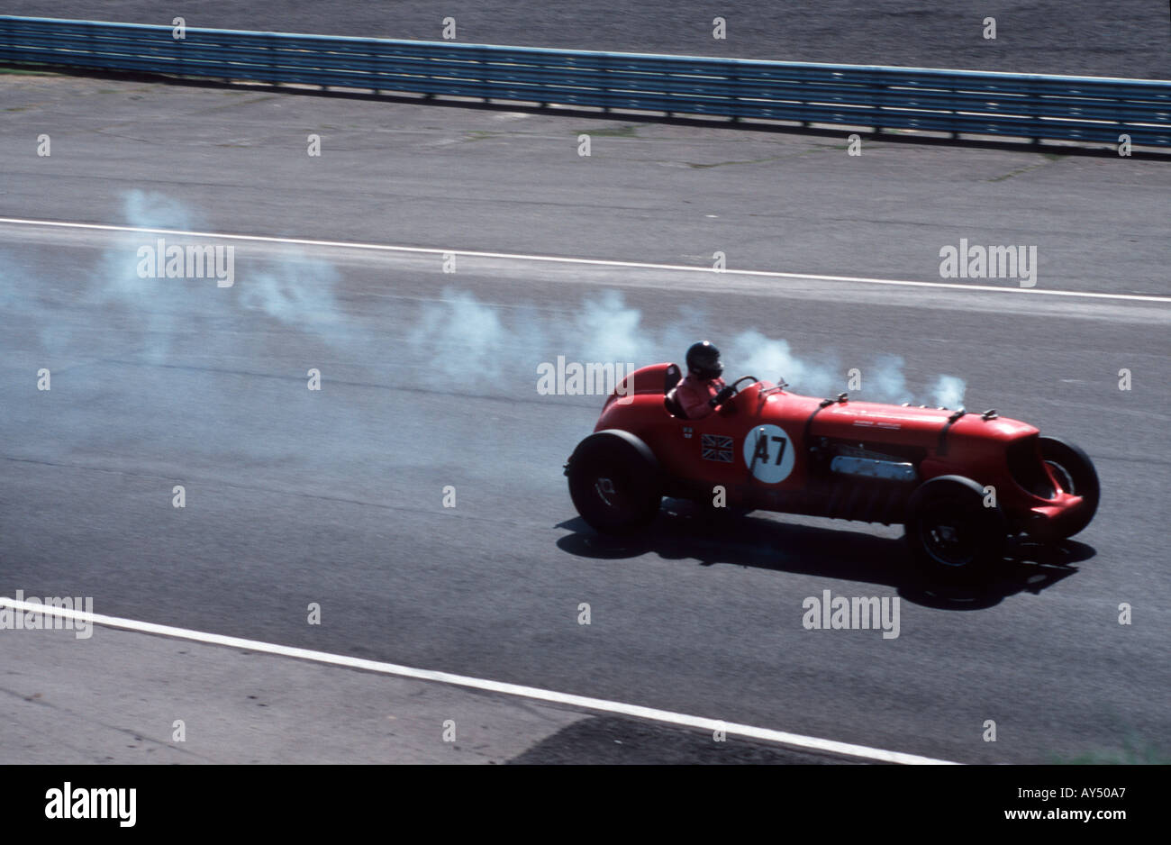 Napier Bentley Oldtimer Rennwagen an Silverstone England April 2004 mit Rauch aus den Auspuffrohren Stockfoto