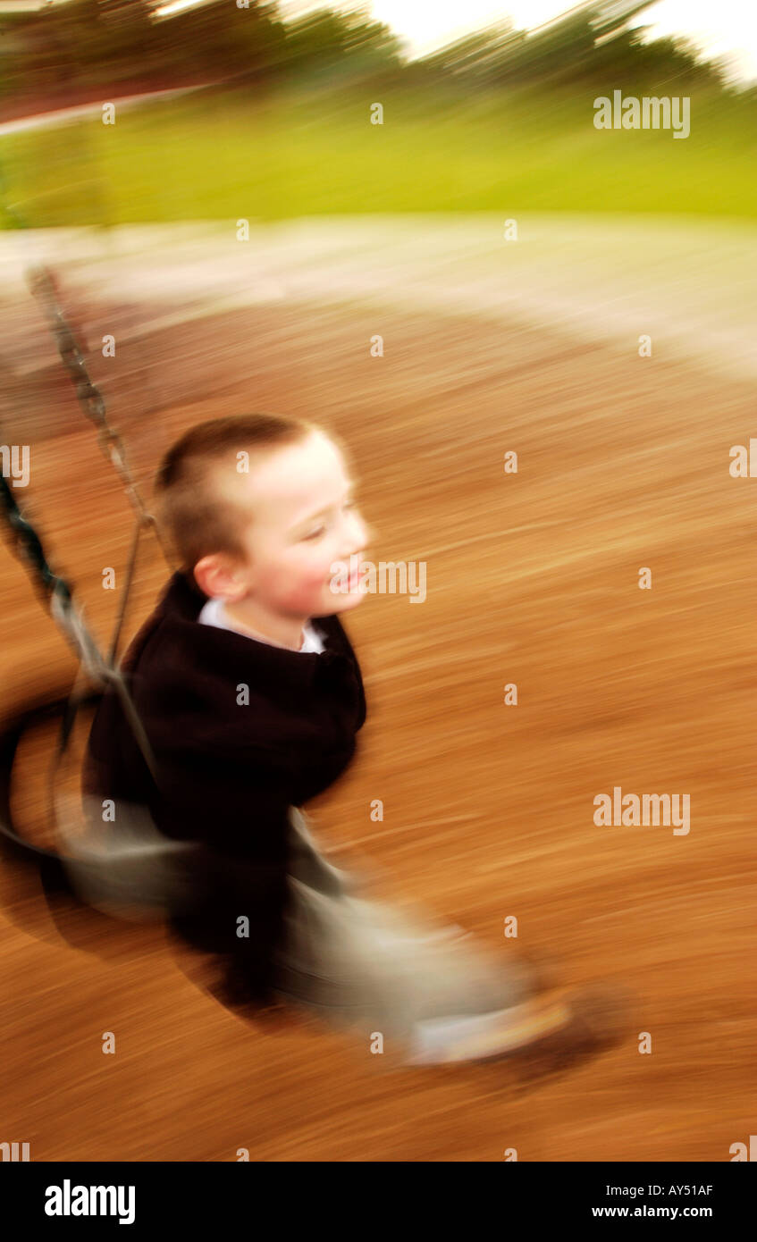 Drei Jahre alter Junge auf Schaukel Stockfoto