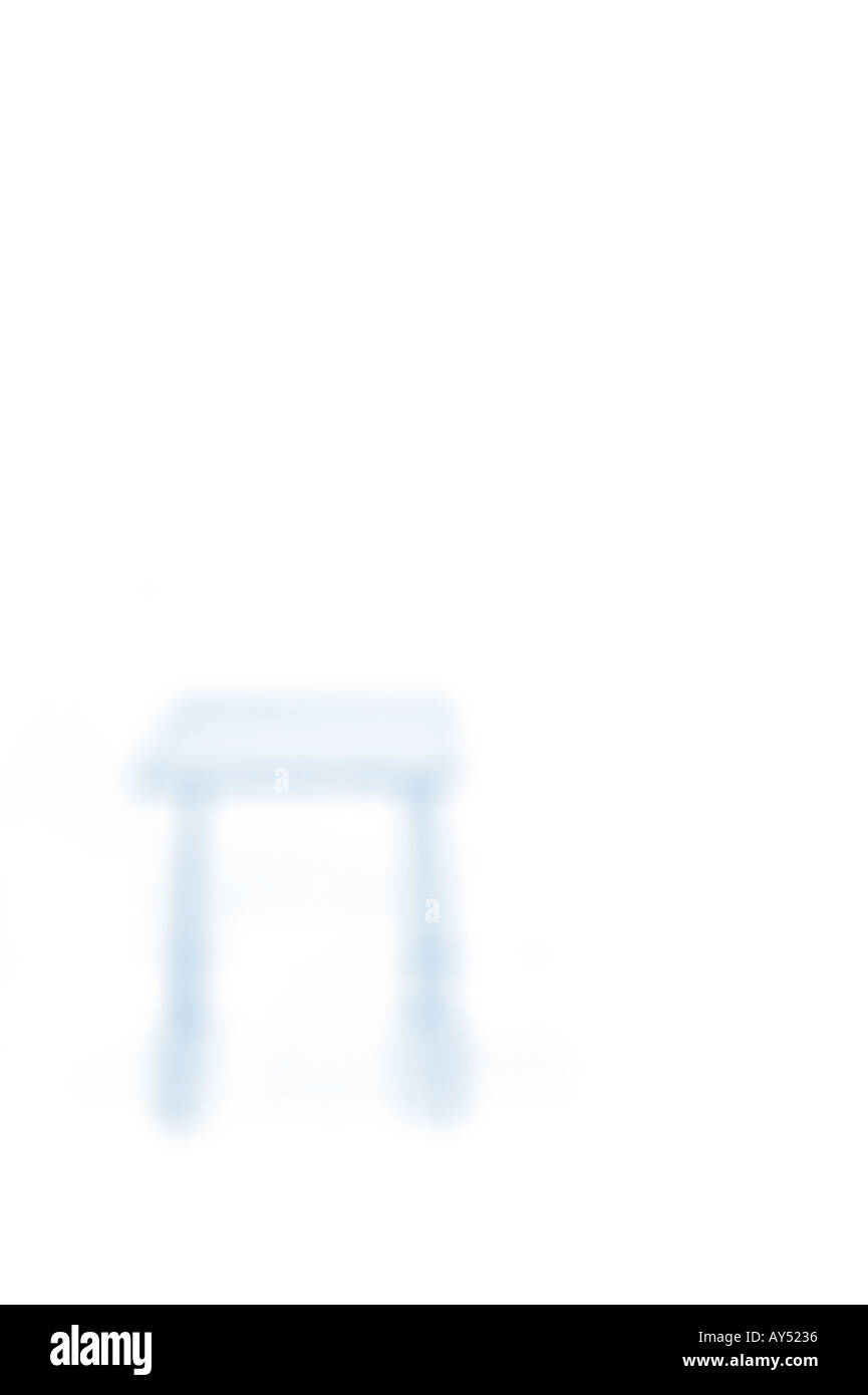 Verschwommene Tabelle auf weißem Hintergrund Stockfoto