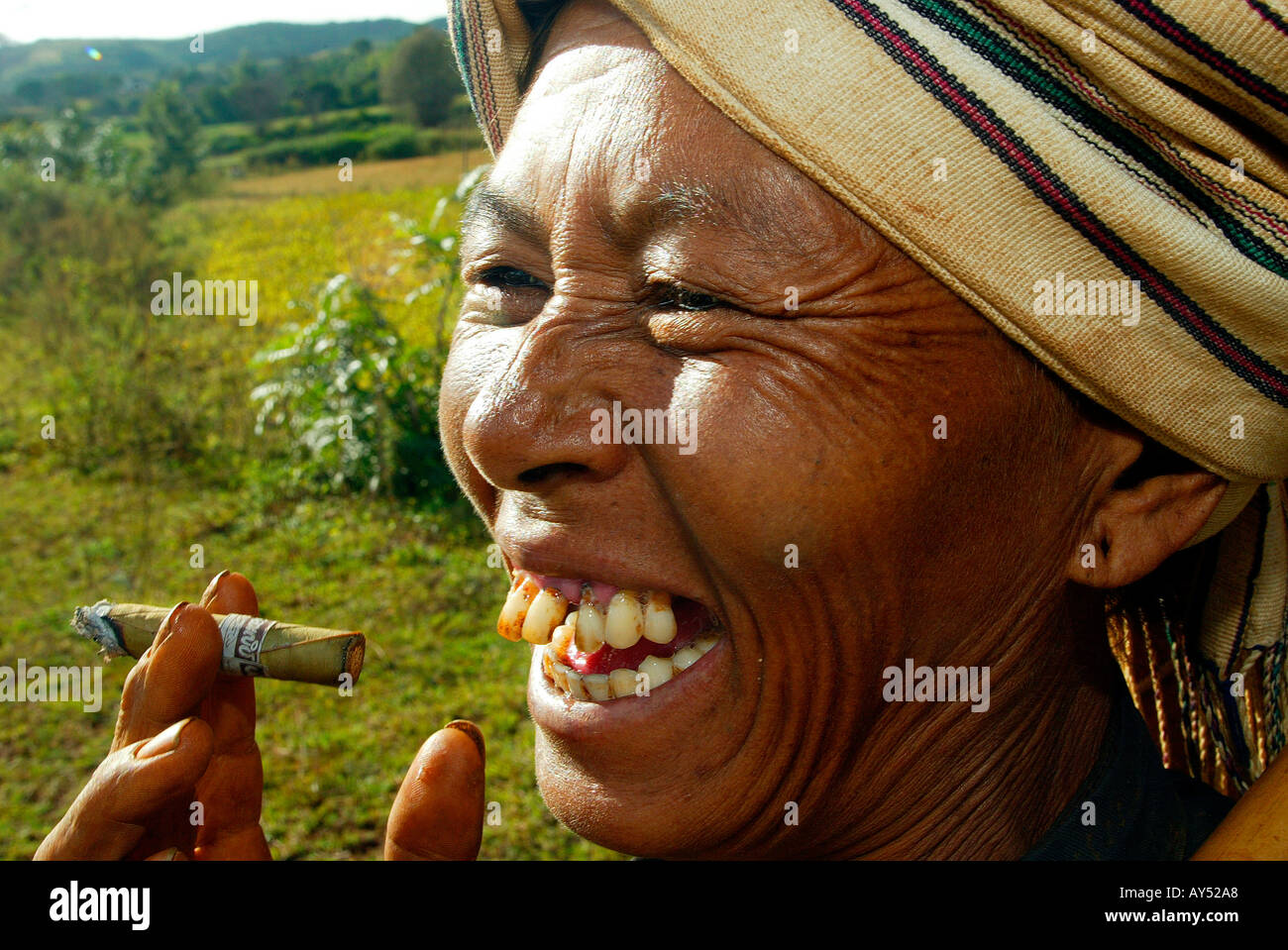 Lächelnde Frau Bauer raucht Cheroot Burma Myanmar Stockfoto