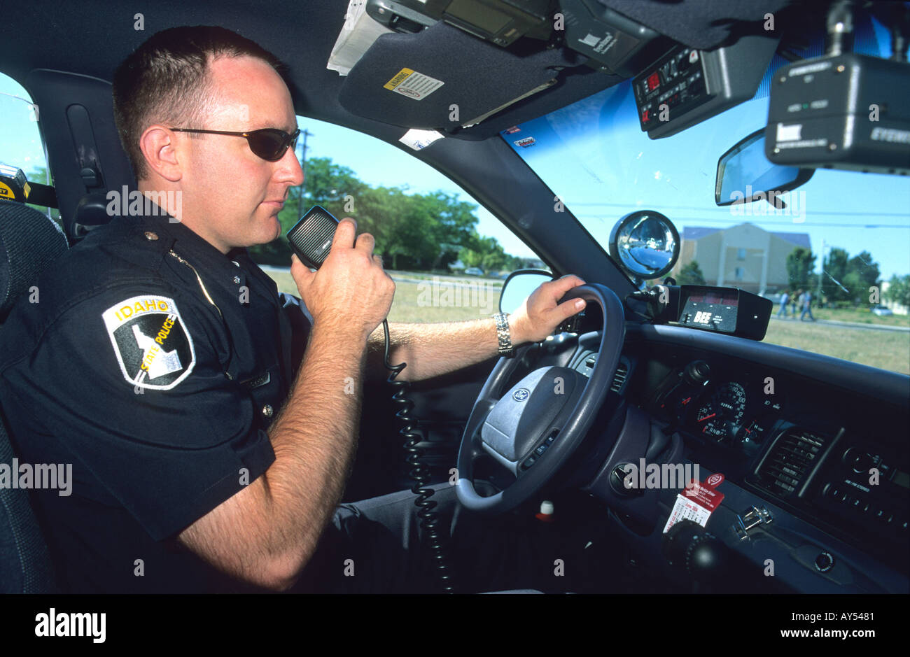Idaho Zustand-Polizist reden auf seinem Radio in einem Polizeiauto Stockfoto