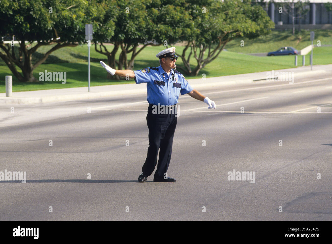 Männlichen Verkehr Offizier weht eine Pfeife, die Regelung des Verkehrs in Los Angeles Kalifornien Stockfoto