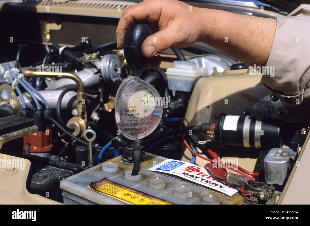 Hydrometer messen das spezifische Gewicht einer Autobatterie  Stockfotografie - Alamy