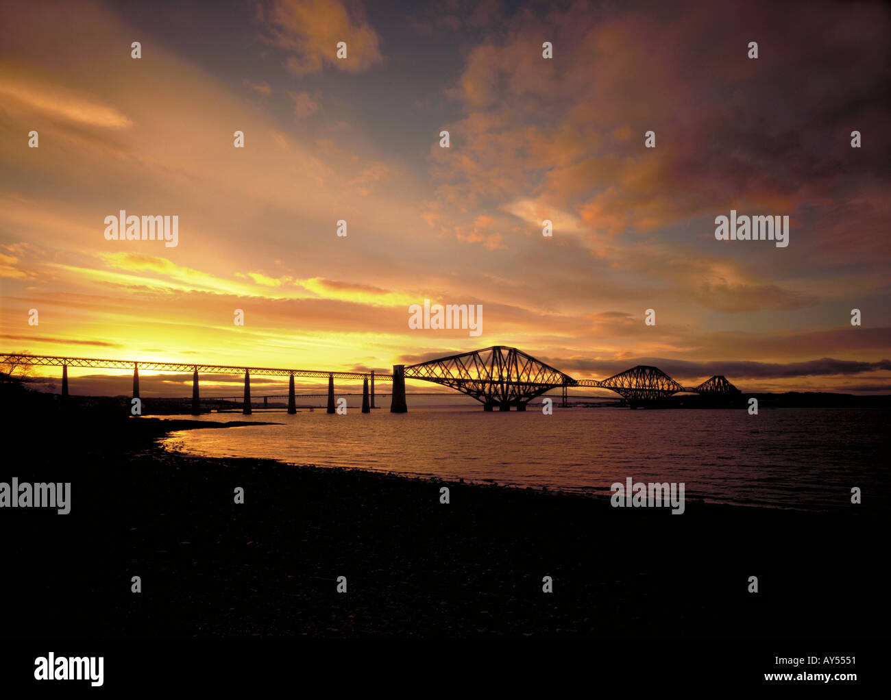 Weiter Schiene Brücke Firth von weiter Schottland bei Sonnenuntergang Stockfoto