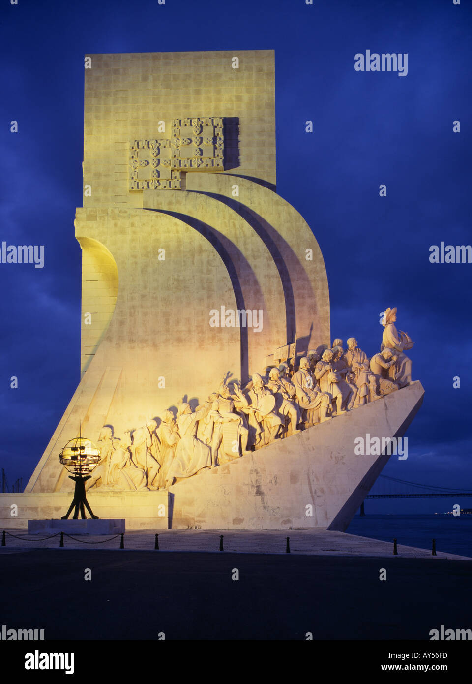 Die Entdeckung-Denkmal, Lissabon, Portugal. Das Denkmal der Entdeckungen. Goldene Zeitalter der Navigations Entdeckung. NightShot. Stockfoto
