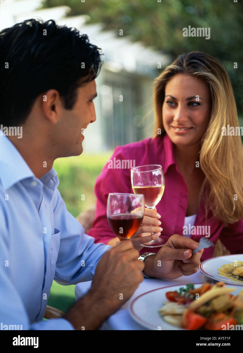 Trendige junges Paar trinken Sherry in Jerez De La Frontera. Spanien. Stockfoto