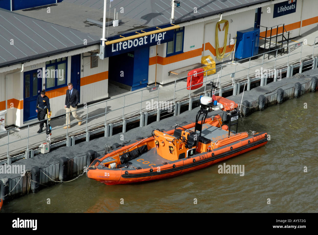 Rettung RIB festgemacht an der RNLI-Rettungsboot-Pier auf der Themse, Victoria Embankment, London, England Stockfoto