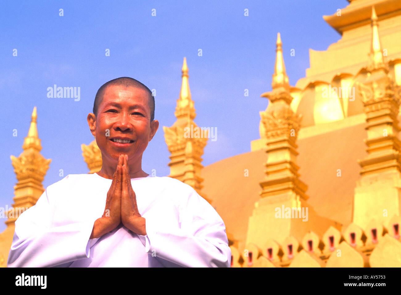 Nonne beten am berühmten, dass Luang buddhistischen Golden Tempel Vientiane Laos Stockfoto
