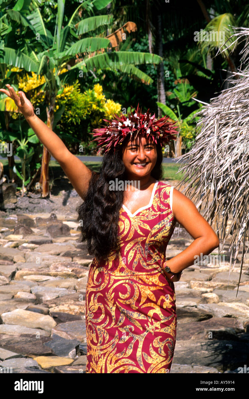 Native Ahu Marae Frau in Huahine Tahiti Französisch-Polynesien Stockfoto