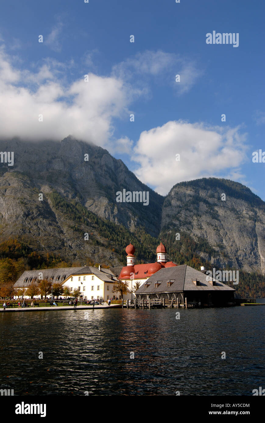 Die sehr berühmte St Bartholomä Kirche auf dem Königssee im Hintergrund der Watzmann Berchtesgadener Land National Park-Bayern Stockfoto