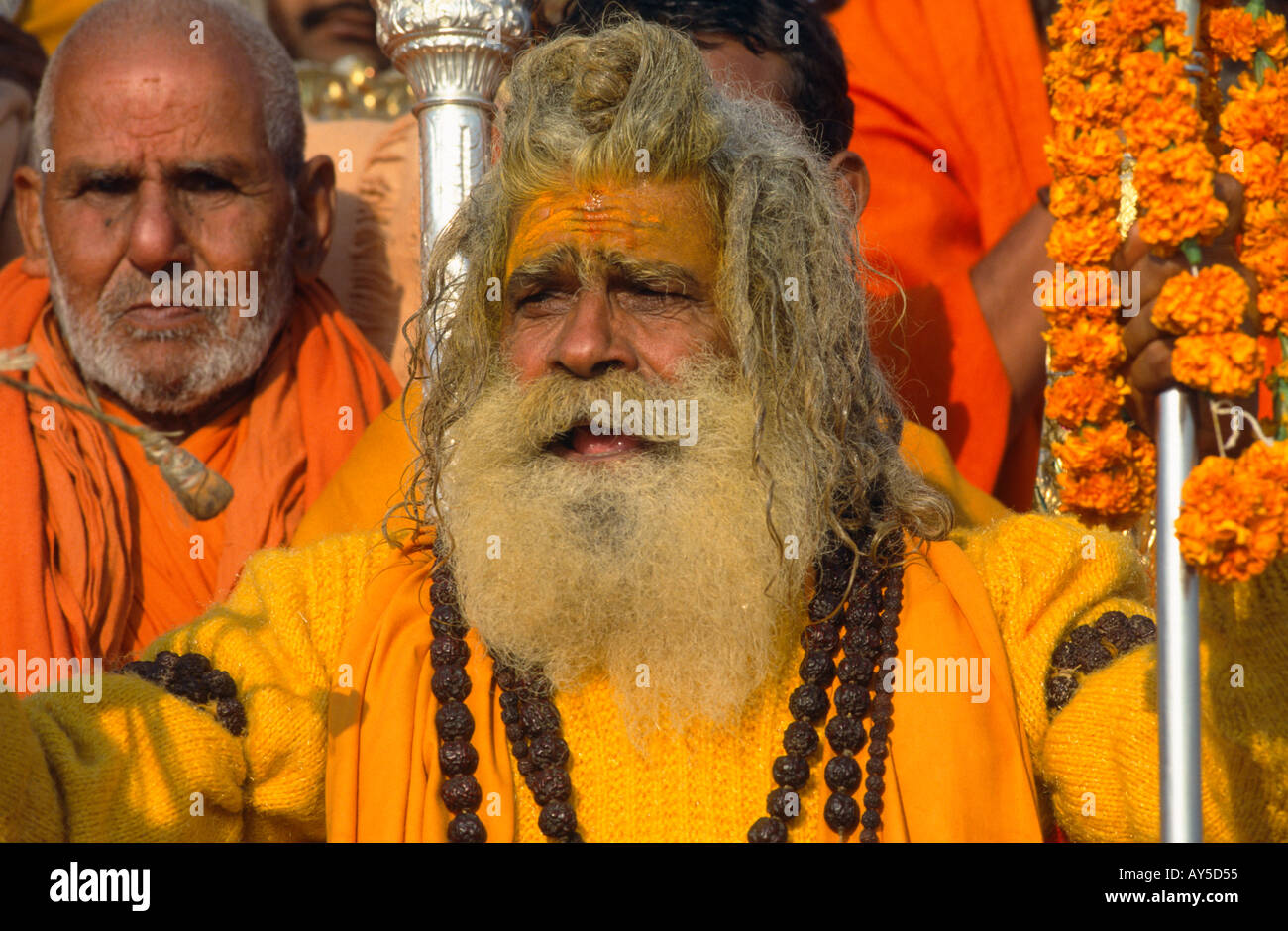 Anhänger der Niranjani Akhara mit Dreizack in Prozession am Basant Panchmi, Maha Kumbh Mela, Allahabad, Uttar Pradesh, Indien Stockfoto