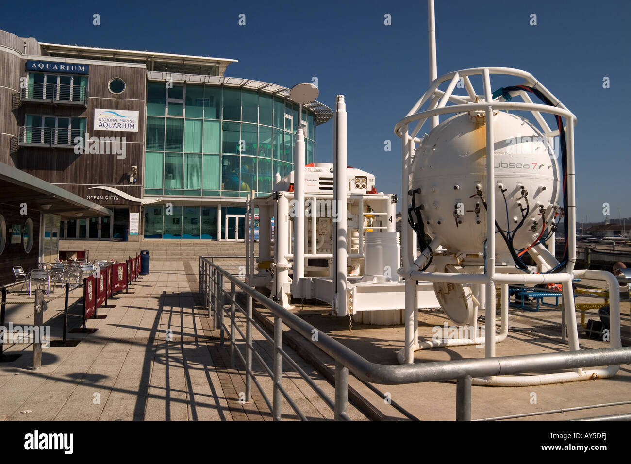 Plymouth Marine Aquarium mit Tauchgerät im Vordergrund Stockfoto