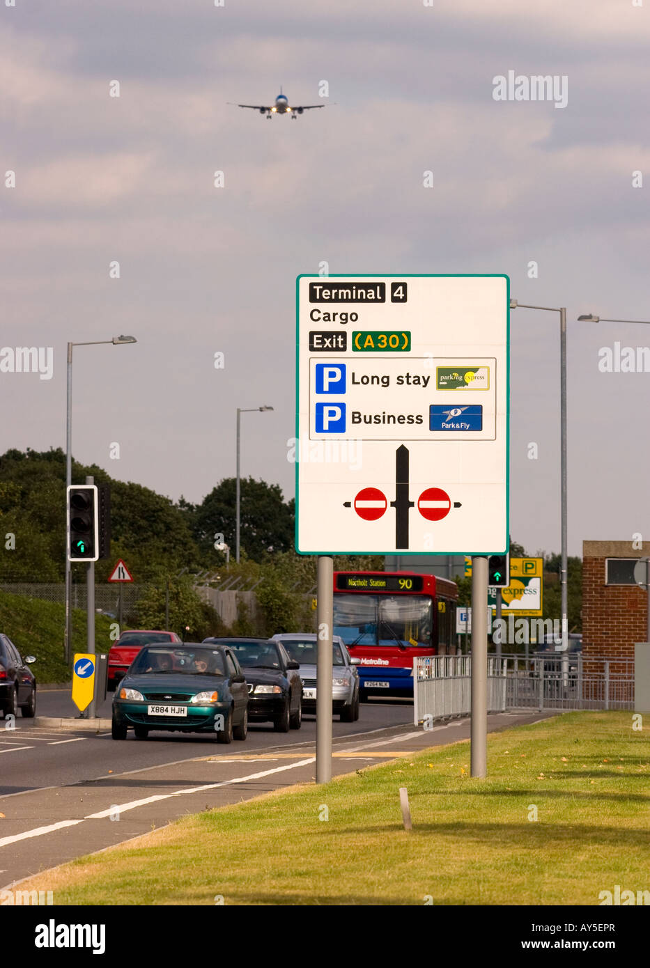 Straßenschild in der Nähe von Heathrow Flughafen mit einem Flugzeug Landung in den Hintergrund. Stockfoto