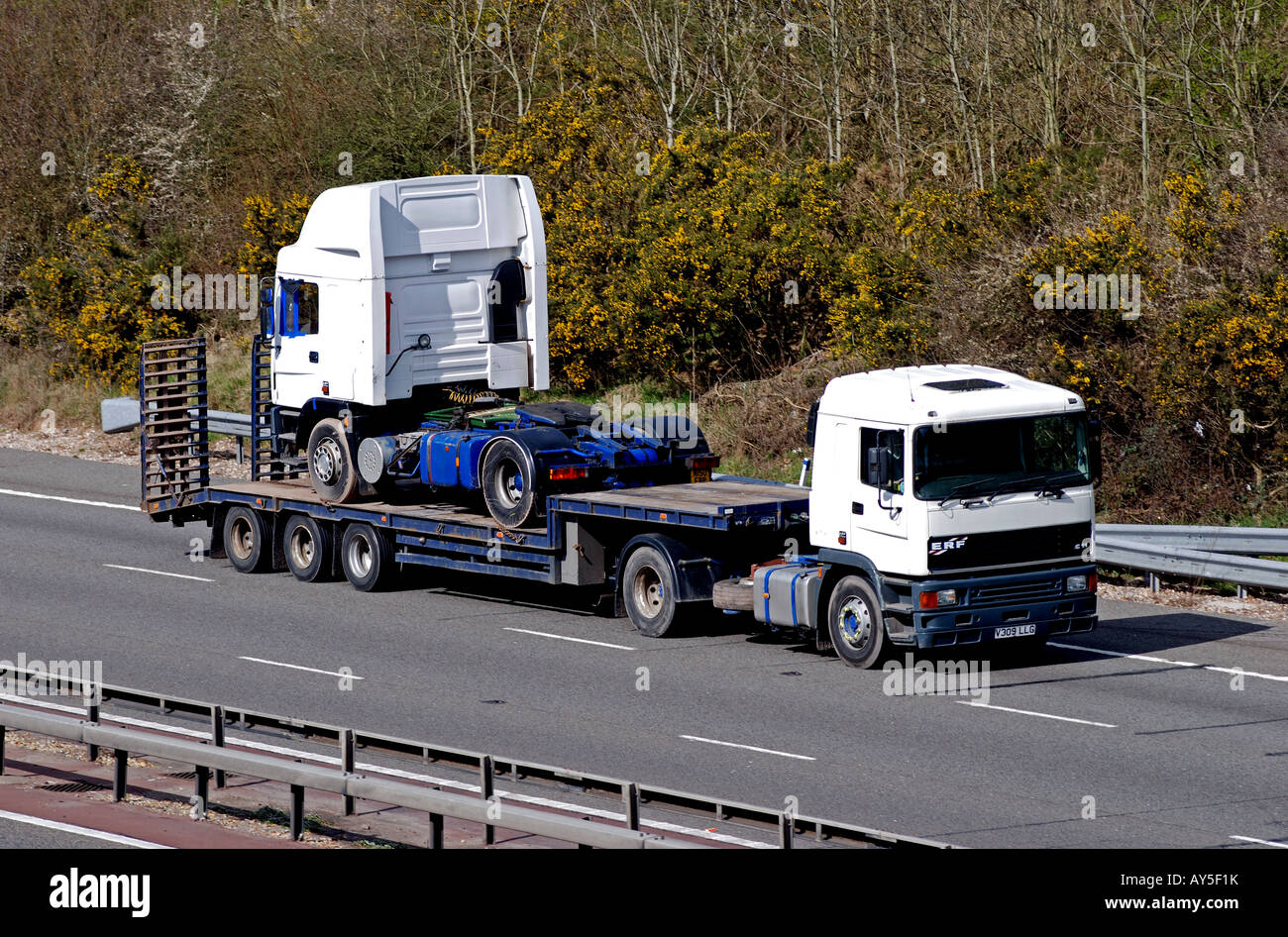 Sattelschleppers Transport von anderen auf Autobahn M40, UK Stockfoto
