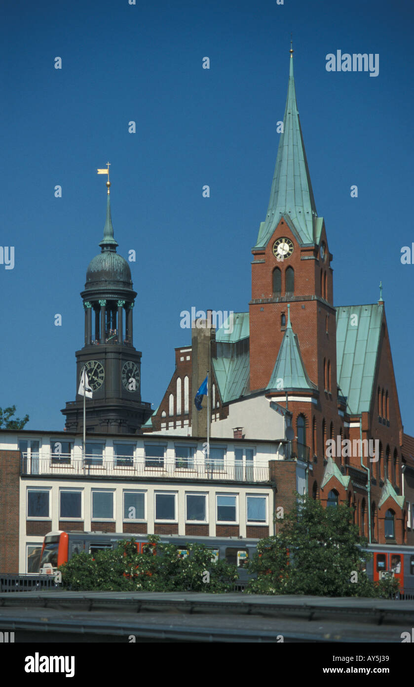 Die schwedische (Mariner) Kirche und das Wahrzeichen St. Michaels Church im Hintergrund, Hamburg Stockfoto