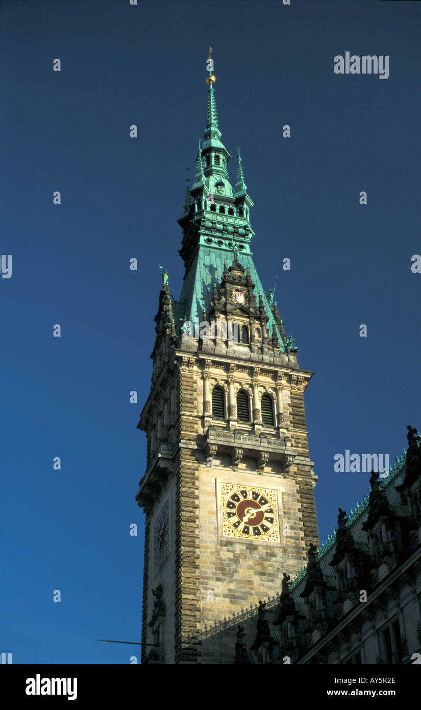 Der Turm des Rathauses in Hamburg, Deutschland Stockfoto