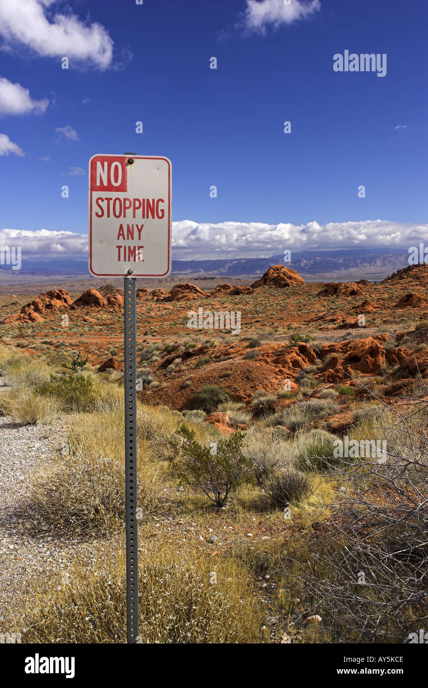 Verkehr auf Route 169 durch Valley of Fire State Park Nevada USA unterzeichnen Stockfoto