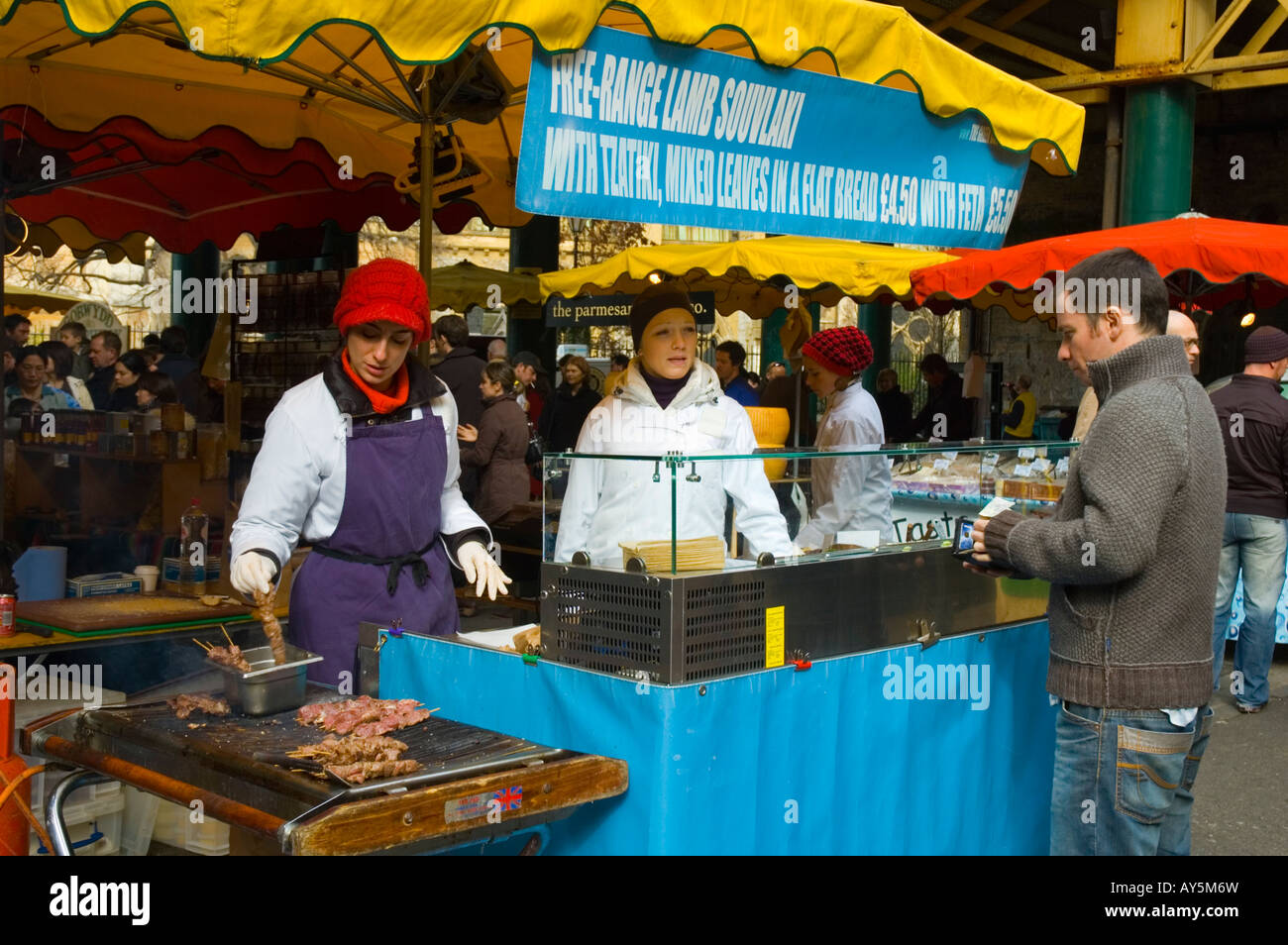 Freilandhaltung Lamm Souvlaki an Organic Borough Market in London UK Stockfoto