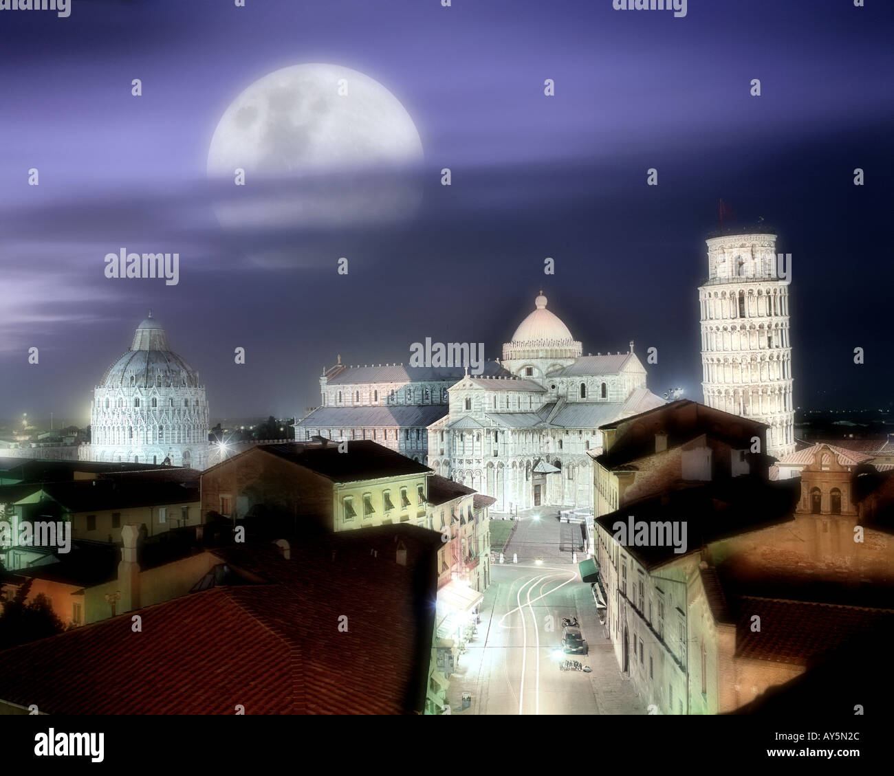 ES - TUSCANY: Mond über Pisa Stockfoto