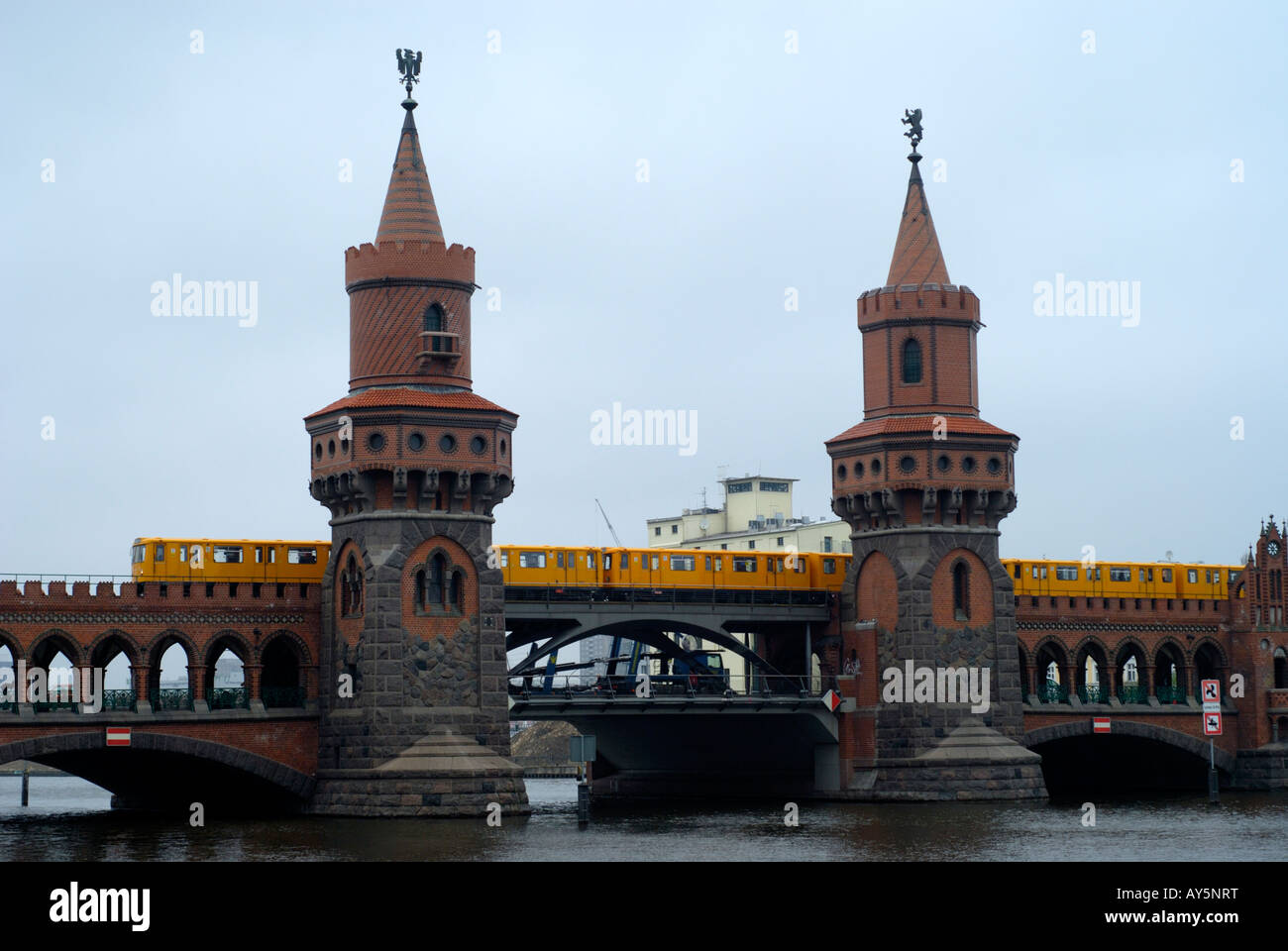 Oberbaumbrücke Berlin März 2008. Diese Brücke wurde neue berühmt mit dem Film "Run Lola Run". Stockfoto