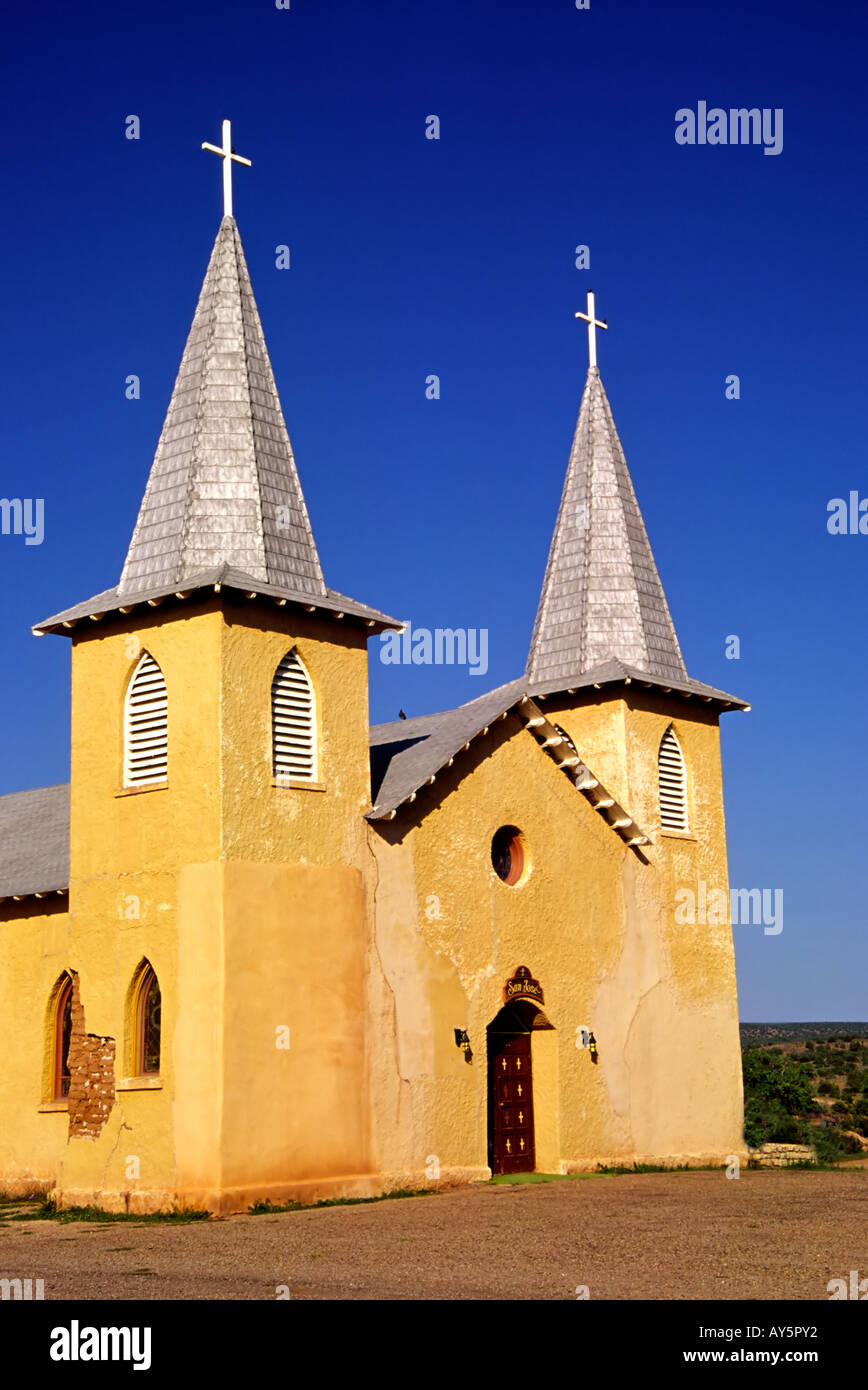 Die zwei Türme der Adobe San Jose Kirche ragen in den Himmel, in Anton Chico, New Mexico. Stockfoto