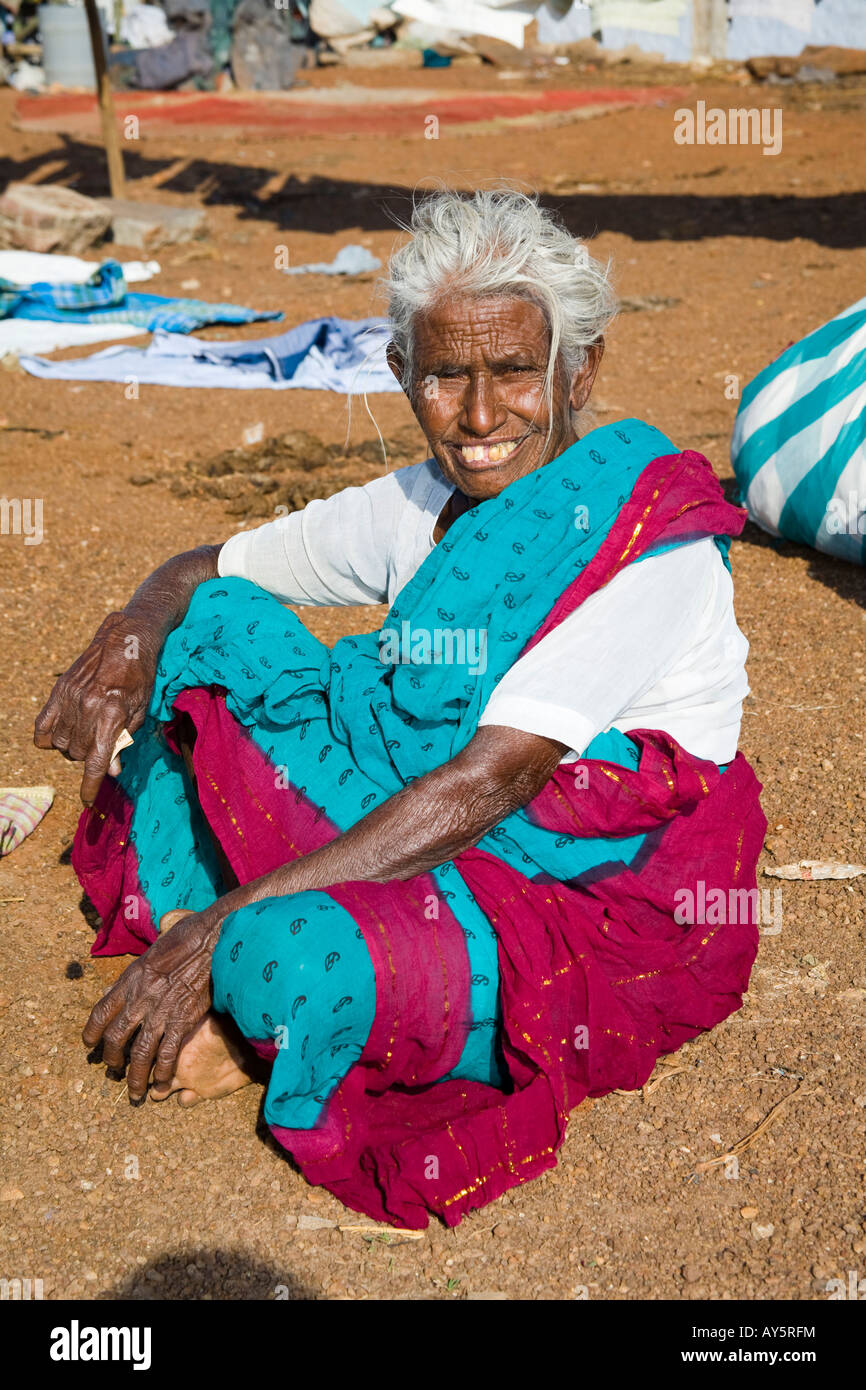 Alte Frau sitzt auf dem Boden, Madurai, Tamil Nadu, Indien Stockfoto