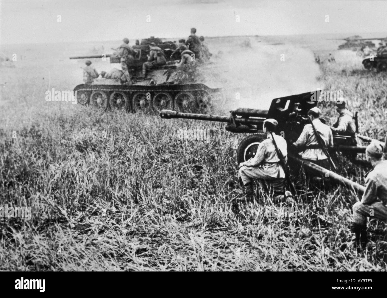 Sowjetische Panzer und Pistole Stockfoto