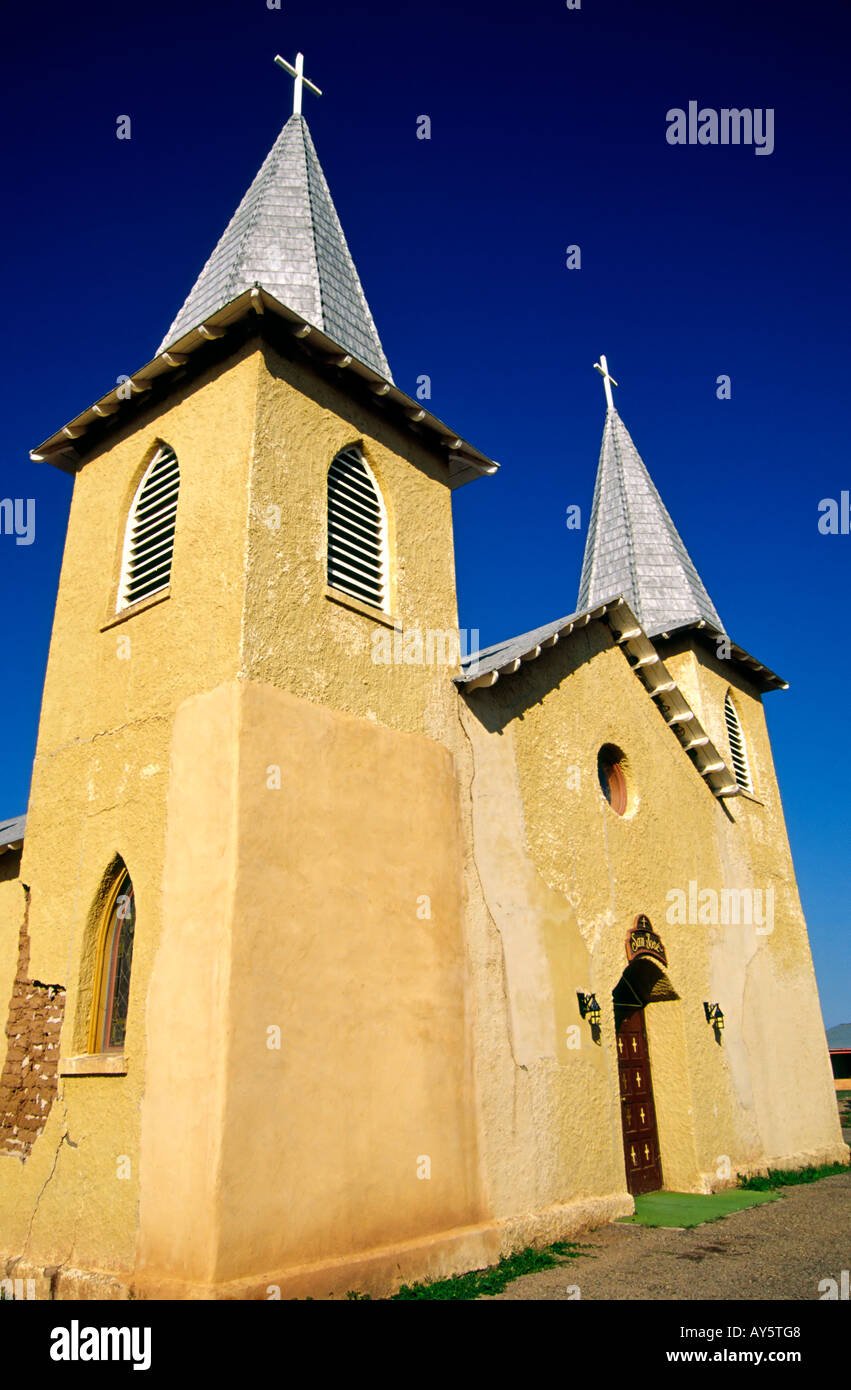 Die zwei Türme von Adobe San Jose Kirche ragen in den Himmel, in Anton Chico, New Mexico. Stockfoto